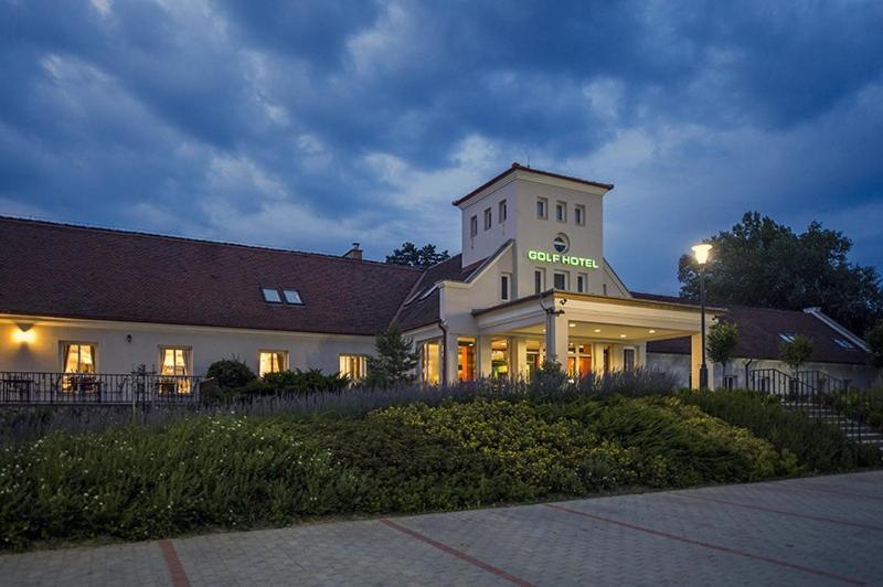 Old Lake Golf Hotel Tata Esterno foto