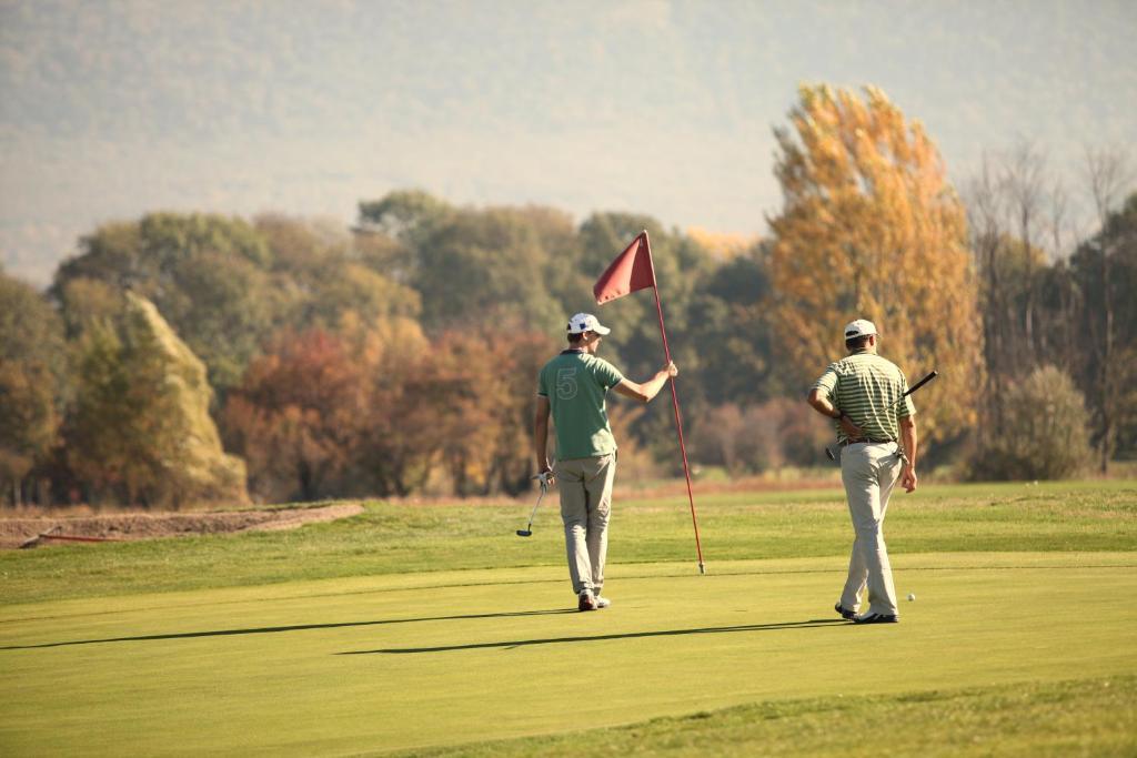 Old Lake Golf Hotel Tata Esterno foto